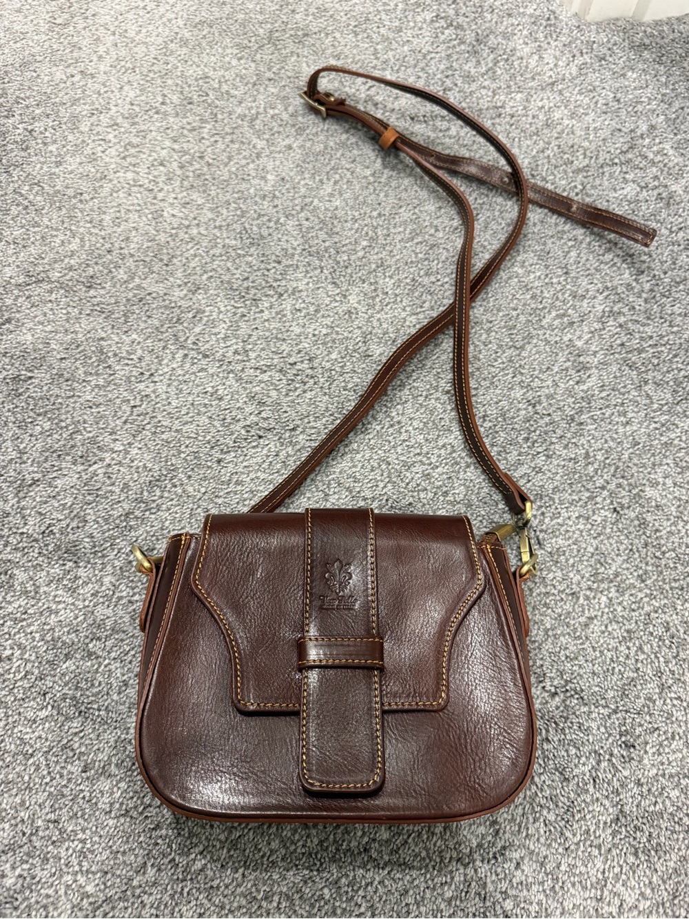 Vera Pelle Brown Leather Crossbody Bag with Brass Hardware